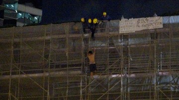 یک معترض به لایحه جنجالی استرداد مظنونان از هنگ‌کنگ به چین برای خودکشی بر روی داربست برجی در هنگ‌کنگ رفته و آتش‌نشانان در تلاش برای نجات او هستند