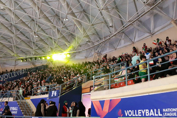 عکس | حضور زنان در ورزشگاه اردبیل برای تماشای بازی تیم ملی والیبال