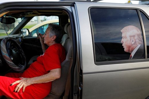 یکی از طرفداران حضور ترامپ در انتخابات ریاست‌جمهوری سال ۲۰۲۰ آمریکا در شهر کلیرواتر ایالت فلوریدا عکس او را برروی شیشه عقب خودرویش ترسیم کرده است