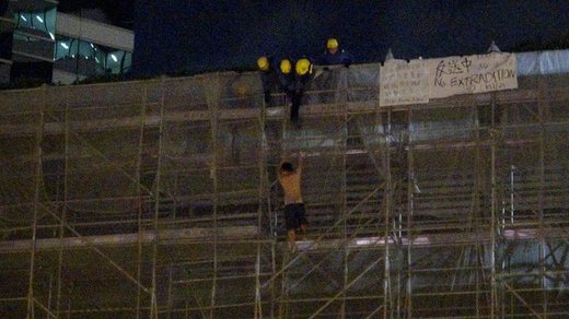 یک معترض به لایحه جنجالی استرداد مظنونان از هنگ‌کنگ به چین برای خودکشی بر روی داربست برجی در هنگ‌کنگ رفته و آتش‌نشانان در تلاش برای نجات او هستند