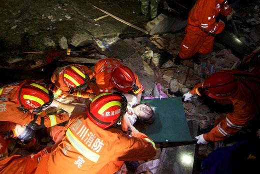 امدادگران پس از وقوع زلزله در شانگنینگ استان سی‌چوان چین برای نجات بازماندگان تلاش می‌کنند، آنها یک زن را روی برانکارد قرار داده‌اند