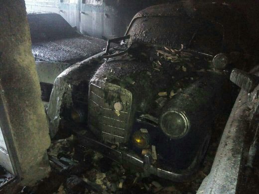 مرگ یک نفر و نابودی ۹ خودروی کلاسیک در آتش سوزی یک خانه/ تصاویر