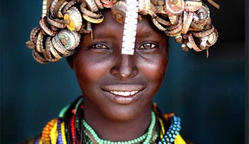 تصاویر | آرایش عجیب مردان و زنان با در نوشابه و ساعت در اتیوپی