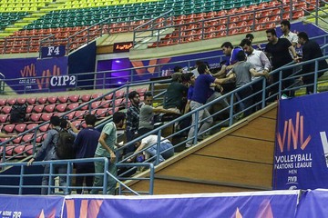 مشت و مال شدید خبرنگاران در سالن والیبال اردبیل/ یگان ویژه وارد شد