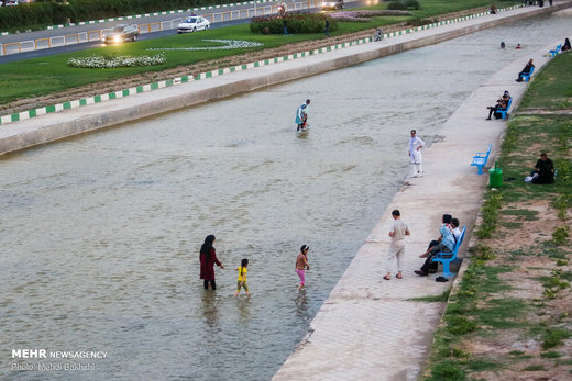 تفریح تابستانی در رودخانه قم