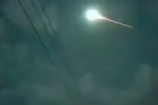 فیلم | پرواز شیئی عجیب و نورانی در آسمان سنندج