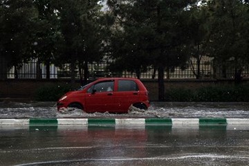 باران عصر جمعه تردد در معابر مشهد را با مشکل مواجه کرد