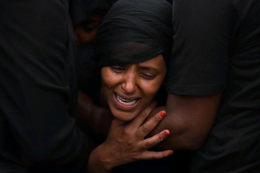 گریه کردن یکی از خویشاوندان ژنرال سئاره مکونین، فرمانده ستاد ارتش اتیوپی، در مراسم تشییعش در مکله