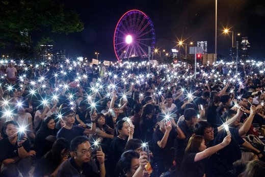تظاهرکنندگان در هنگ کنگ چین تلفن‌های هوشمند خود را نشان می‌دهند