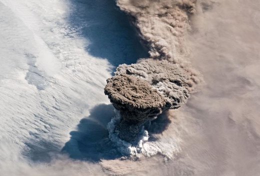 تصویر بلند شدن خاکستر آتشفشان و گاز بعد از فوران آتشفشانی در جزایر کوریل در شمال اقیانوس آرام که از  ایستگاه فضایی بین المللی دیده می شود