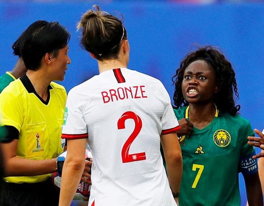 واکنش فوتبالیست کامرونی، به لوسی برنز در شانزدهمین بازی جام‌جهانی زنان در استادیومی در شهر والنسین فرانسه