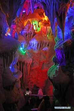 غار Tieling Karst چین