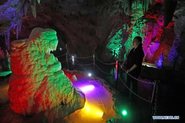 غار Tieling Karst چین