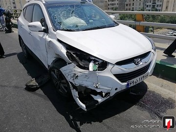 تصادف موتورسیکلت و چهار خودرو در بزرگراه زین‌الدین