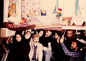 عکس | چهره‌های معروف در پشت صحنه «خونه مادر بزرگه» در دهه ۶۰