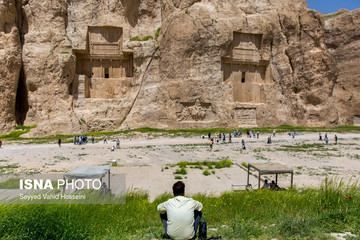 سنگ‌نگاره‌های شاهان ساسانی، که یادآور و تداعی‌کنندهٔ جنگ‌ها و پیروزی‌های رستم، پهلوان بزرگ شاهنامه بود، باعث شد تا ایرانیان این سنگ‌تراشی‌ها را که چیرگی پهلوانان بر دشمنان را نشان می‌داد، «نقش رستم» بنامند