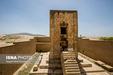 فاصلهٔ کعبهٔ زرتشت تا کوه، ۴۶ متر است و دقیقاً روبه‌روی آرامگاه داریوش دوم قرار دارد و شکلش مکعب مستطیل است و تنها یک در ورودی دارد