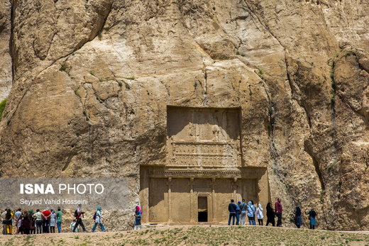 کتیبه شاپور یکم بر دیوار ساختمان کعبه زرتشت در «نقش رستم» کنده شده‌است