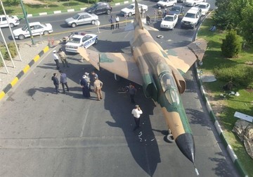 عکس | فرود جنگنده ‌اف۴ در زنبیل‌آباد قم!