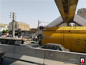 برخورد مخزن سیمان با پل عابر در بزرگراه بعثت