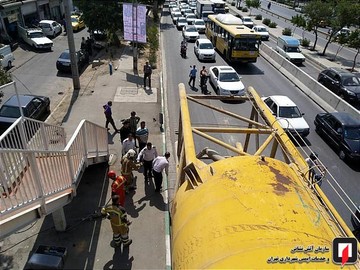 برخورد مخزن سیمان با پل عابر در بزرگراه بعثت