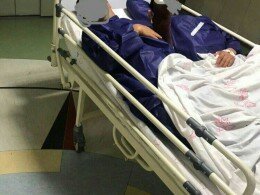 ماجرای عجیب خواباندن ۲ بیمار در یک تخت در بیمارستان دولتی/ عکس