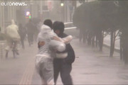 فیلم | طوفان ژاپن که راه رفتن را غیر ممکن کرد