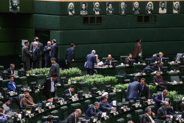 رفتارهای پوپولیستی نمایندگان برای جمع کردن «رأی» در انتخابات اسفند
