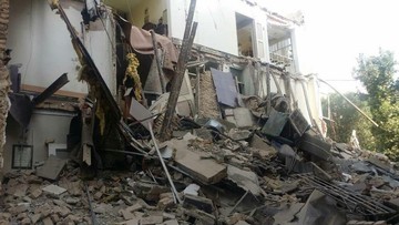 تخریب ساختمان ۳ طبقه/ نجات خانم ۷۰ ساله از زیر آوار