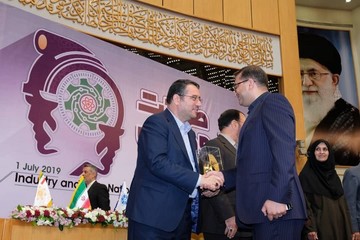 انتخاب شرکت تولیدی کلران سمنان به عنوان واحد برتر در صنایع شیمیایی کشور 