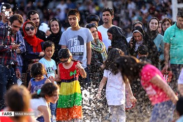آب بازی کودکان در بوستان آب و آتش