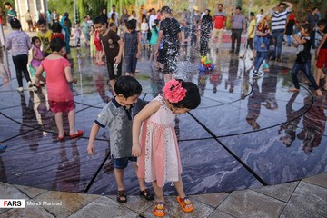 آب بازی کودکان در بوستان آب و آتش