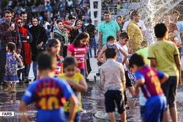 آب بازی کودکان در بوستان آب و آتش