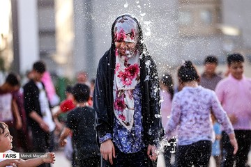 آب بازی کودکان در بوستان آب و آتش