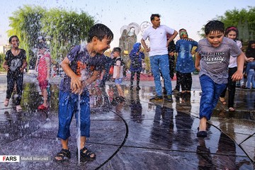 آب بازی کودکان در بوستان آب و آتش