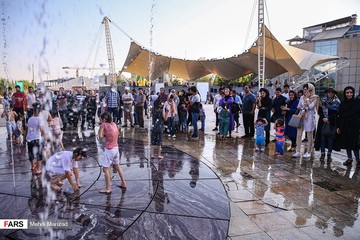 آب بازی کودکان در بوستان آب و آتش