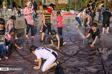 آب بازی کودکان در بوستان آب و آتش