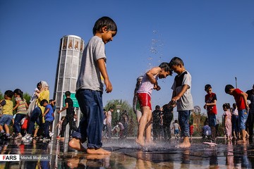 آب بازی کودکان در بوستان آب و آتش