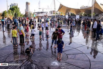 آب بازی کودکان در بوستان آب و آتش