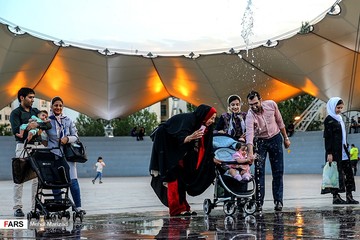 آب بازی کودکان در بوستان آب و آتش