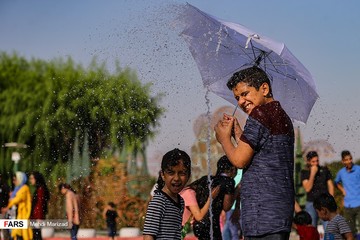 آب بازی کودکان در بوستان آب و آتش