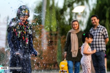 آب بازی کودکان در بوستان آب و آتش