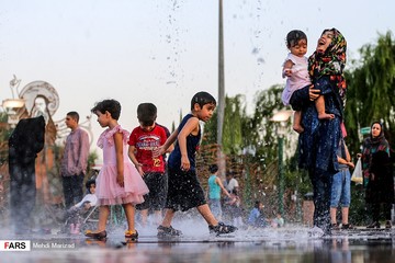 آب بازی کودکان در بوستان آب و آتش