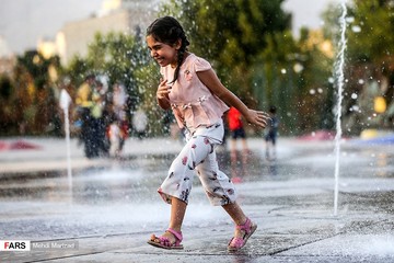آب بازی کودکان در بوستان آب و آتش