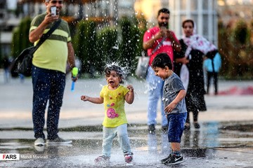 آب بازی کودکان در بوستان آب و آتش