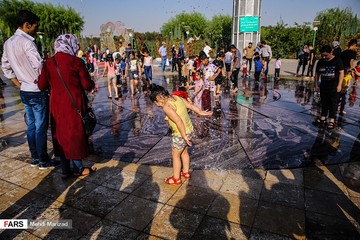 آب بازی کودکان در بوستان آب و آتش