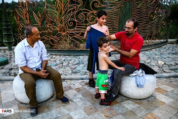آب بازی کودکان در بوستان آب و آتش
