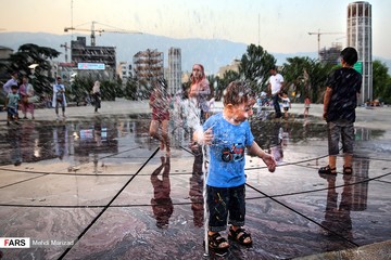آب بازی کودکان در بوستان آب و آتش