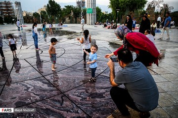 آب بازی کودکان در بوستان آب و آتش