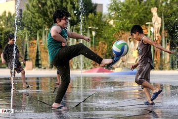 آب بازی کودکان در بوستان آب و آتش